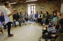 <span lang= gl >Clase maxistral</span>. O m�sico Davide Salvado compartiu co p�blico da lareira da Fundaci�n algunhas das s�as t�cnicas para cantar e tocar a pandeireta. 