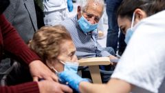 Vacunaci�n de mayores en el hospital Zendal de Madrid