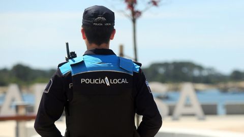 Un agente de la Polic�a Local de A Illa en una imagen de archivo