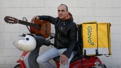 Jos, con su moto de repartidor, conserva la guitarra que le donaron en el ao 2019