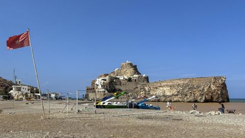 /.Una l&iacute;nea de apenas 85 metros separa Espa&ntilde;a de Marruecos en el pe&ntilde;&oacute;n de V&eacute;lez de la Gomera, frente a las costas norteafricanas de Alhucemas.