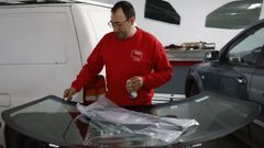Roberto Ben Lpez, en su taller de reparacin de lunas