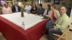 Representantes das fundaci�ns e da UDC na reuni�n celebrada en Ponteceso.