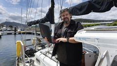 Richartz, diseador grfico freelance, a bordo del velero Serenity en Viveiro, donde reside y teletrabaja