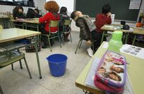 Los ni�os del centro se vieron obligados el jueves pasado a recibir clase entre cubos y barre�os. 