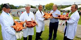 El alcalde de Cerceda, Jos� Garc�a Li�ares, con los cocineros de la Festa do Cochi�o.