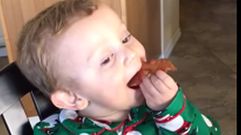 As� reacciona un ni�o cuando prueba el bacon por primera vez