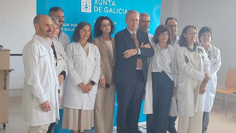 El conselleiro de Sanidade, en el centro, esta mañana en el Chuac con el equipo del proyecto piloto de cribado de cáncer de pulmón