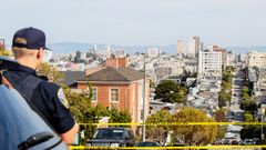 Agentes de la polic�a junto a la vivienda de Nancy Pelosi en San Francisco, donde el esposo de la congresista fue atacado el viernes. 
