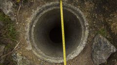 Di�metro de un registro que no est� tapado en el entorno del paseo de A Pedra do Sal, en Carballo