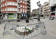 En la plaza de Galicia solo puede verse la base de la columna. 
