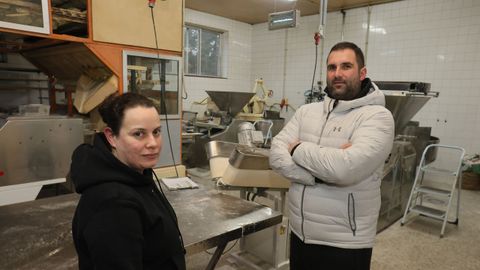 Andr�s �lvarez y su mujer, Jennifer Louzao, en el obrador de O Forneiro (antiguo Forno de Pepe), que dirigen desde hace un a�o en San Cibrao (Cervo)