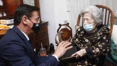 El alcalde de Granada, haciendo entrega del galard�n a Julia Uceda