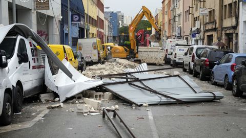 Destrozos provocados por el viento en un concesionario de coches en Hospitalet (Barcelona), este viernes, que dej� dejado una v�ctima mortal y varios heridos graves.
