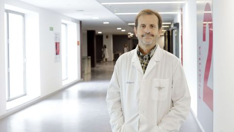 El doctor Juanatey, jefe del Servicio de Cardiolog�a del HULA, modera una sesi�n sobre la terapia hipolipemiante en el paciente de alto riesgo.