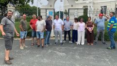 Representantes del comit� de empresa de Navantia Ferrol, delante del Pazo Libunca, en donde se re�nen cien directivos de la empresa
