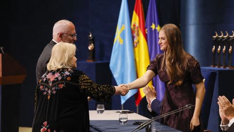 El director del Museo Nacional de Antropolog�a de M�xico, Antonio Saborit, y la presidenta del patronato, Madeleine Bremond, reciben el premio Princesa de Asturias de la Concordia de manos de la princesa Leonor (d), durante la ceremonia de entrega de los Premios Princesa de Asturias celebrada este viernes en el Teatro Campoamor de Oviedo.