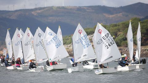 La falta de viento marc� la primera jornada de competici�n.