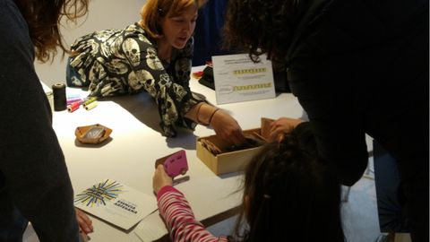 La artesana Eva Echebarr�a, en el taller de cuero