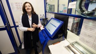 Esta imagen de la loter�a Romar, en Ponteceso, sin poder trabajar, es del d�a 20 del mes pasado, pero tambi�n vale para hoy: la m�quina no funcionar porque no hay l�nea.