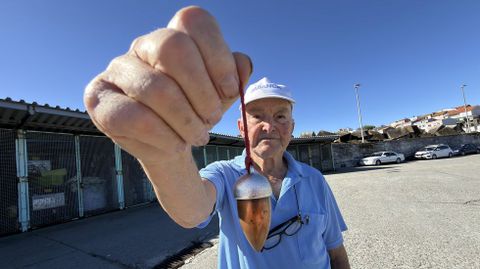 Leopoldo Leiro, con el p&eacute;ndulo con el que asegura que es capaz de topar agua subterr&aacute;nea.