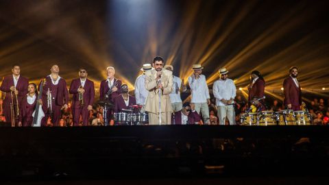 Bad Bunny y su equipo de músicos.