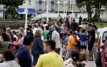 Ambiente de fiesta y verano, pese al cielo cubierto, ayer en el entorno del paseo mar�timo de la villa de Cedeira