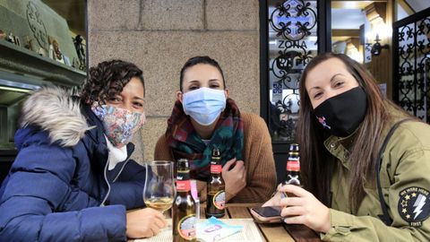 La zona de vinos presentaba -casi- el ambiente propio de un d�a de fiesta
