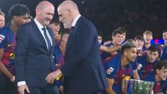 Rafael Louz�n (izquierda) y Javier Tebas, durante la entrega del trofeo liguero al Barcelona.