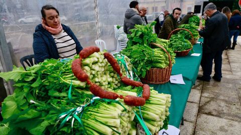 Cestas y lotes con madas de grelos durante la celebraci�n de la Feira do Grelo.