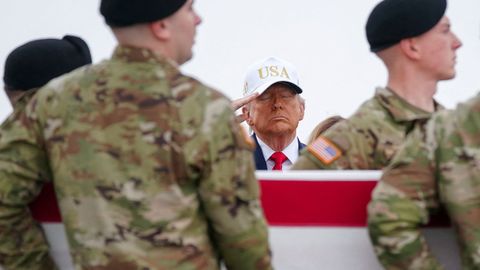 Trump ante los f�retros de seis militares estadounidenses muertos en Kuwait.