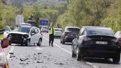 Un guardia civil que pasaba por all fue dando paso a los conductores tras el accidente para evitar atascos hasta que llegaron sus compaeros del destacamento de trfico de Monforte