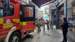 Los bomberos desplazaron dos camiones a la zona, muy concurrida a esa hora y que fue acordonada por los agentes de la Polic�a Local