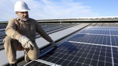 Instalaci�n fotovoltaica para una granja de Lugo, en foto de archivo