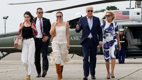 Biden, con su mujer y sus nietas camino a Camp David.