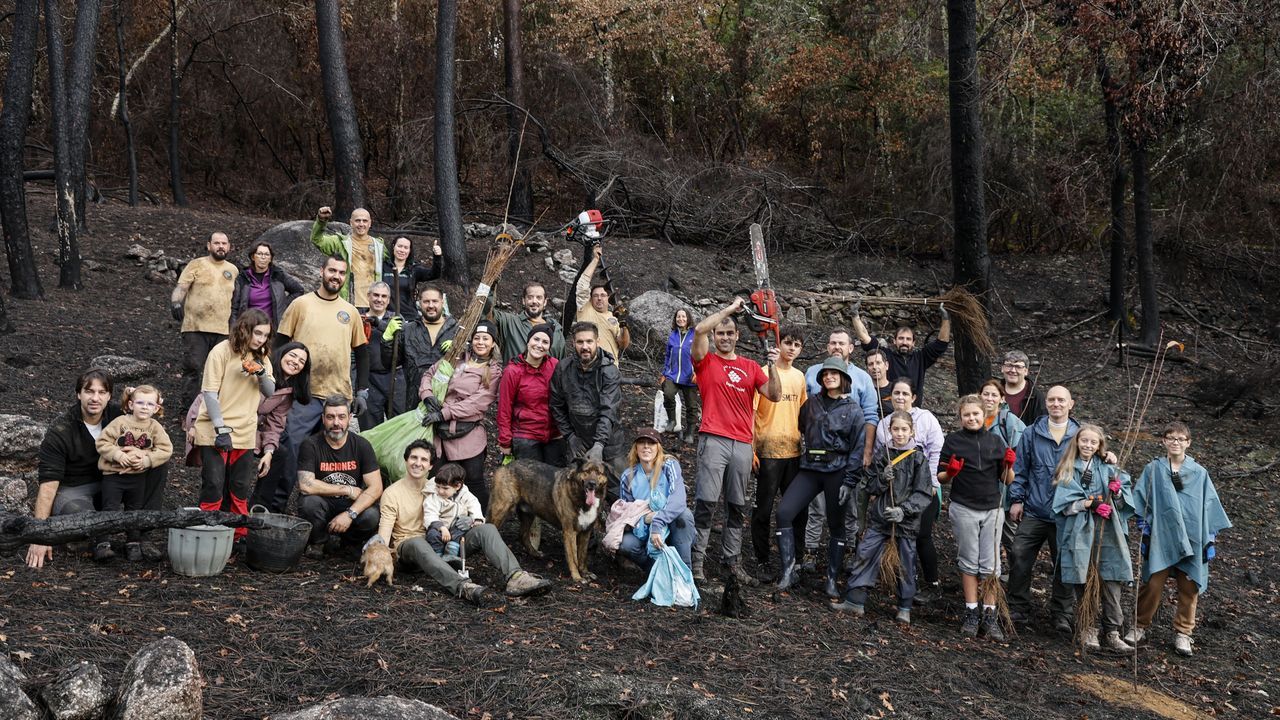 «En vez de irnos de vacaciones este puente vinimos con los niños desde Barcelona a Ourense para reforestar terreno ardido»