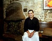 Suso, no seu recuncho do Dezaseis, ao lado dunha lareira de cando o lugar eran cabaleirizas