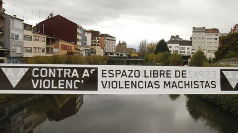 Cinta con un lema contra la violencia machista colocada en el puente viejo de Monforte en una protesta por el 25-N en el 2018