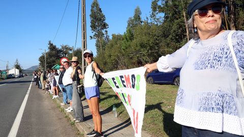 CADENA HUMANA DESDE EL HOSPITAL DEL BARBANZA AL CENTRO DE SALUD PARA PEDIR UNA SANIDAD PUBLICA DE CALIDAD