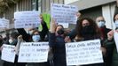En la protesta ante el Parlamento, varias familias pedan soluciones para sus hijos