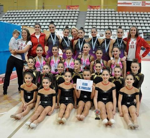 Los conjuntos pabellonistas posaron junto a sus entrenadoras. 