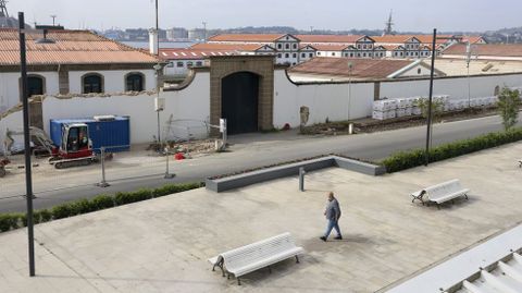 El Concello present� una modificaci�n de este acceso, que se convertir� en el principal del Arsenal. Adem�s, recuperar� el trazado del siglo XVIII, con un retranqueo en curva en un lateral.