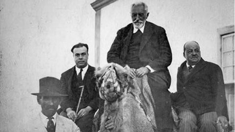 Miguel de Unamuno acompaado por Ramn Castaeyra (con bastn), en Fuerteventura