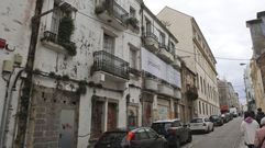 Los tres inmuebles que serán reformados en la calle del Sol, entre el Hospicio y el Tirso.