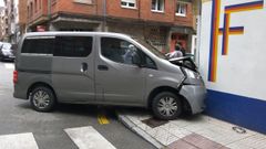 Furgoneta empotrada contra una tienda de pinturas, resultado del choque con otro veh�culo, en Gij�n