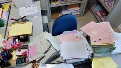 Expedientes en una de las mesas del tribunal de Betanzos.