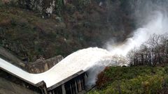 Presa de Tanes desembalsando a causa del temporal de lluvias