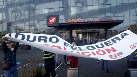 elegados sindicales de CC OO Y UGT se han concentrado este lunes frente a la sede de Duro Felguera para reclamar una solucin que garantice el empleo y la viabilidad de la empresa