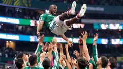 Compa�eros de la selecci�n de M�xico celebran con Juli�n Qui�ones la victoria ante Ecuador.