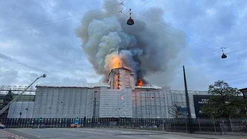 Incendio en el antiguo edificio de la Bolsa de Copenhague